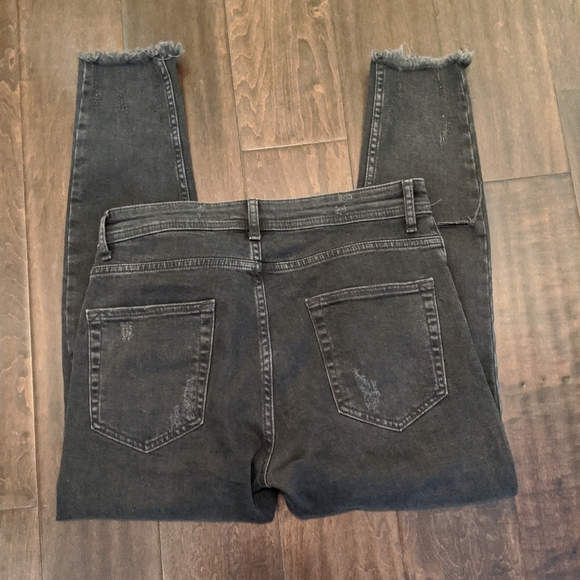 HR Distressed Jeans 🥰 - Picture 5 of 5